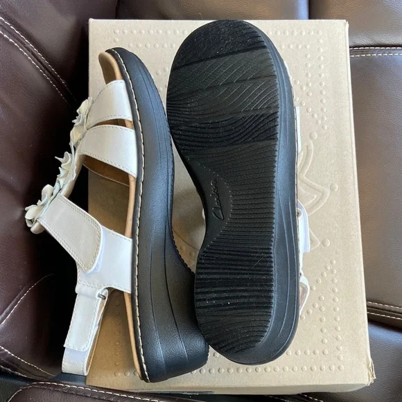 Clarks Cream Floral Strap Sandals - Picture 4 of 7